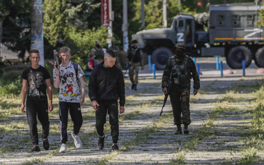 Rosyjscy żołnierze na ulicy w obwodzie chersońskim