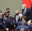 Jarosław Kaczyński w otoczeniu posłów PiS w Sejmie
