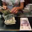 Większość Rosjan oszczędza w dolarach.