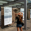 Wystawa o Powstaniu Warszawskim w zewnętrznym muzeum Topografia Terroru w Berlinie