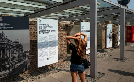 Wystawa o Powstaniu Warszawskim w zewnętrznym muzeum Topografia Terroru w Berlinie