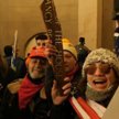 Po lewej mężczyzna w bluzie "Camp Auschwitz" w Kapitolu