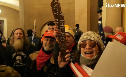 Po lewej mężczyzna w bluzie "Camp Auschwitz" w Kapitolu