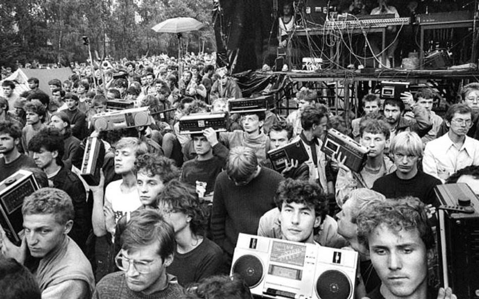 Koncerty w Jarocinie były nagrywane przez fanów na magnetofony kasetowe. Na zdjęciu festiwal w 1986 