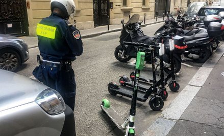 Paryż: Mężczyzna na hulajnodze zmarł po kolizji z ciężarówką. Pierwszy taki przypadek