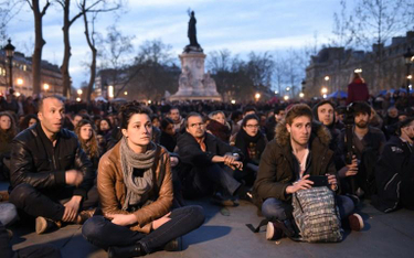 Ruch protestu „nuit debout” rozpoczął się 31 marca na placu Republiki w Paryżu. I wciąż trwa.
