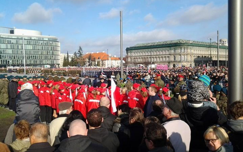 Uroczysta zmiana warty przed Grobem Nieznanego Żołnierza