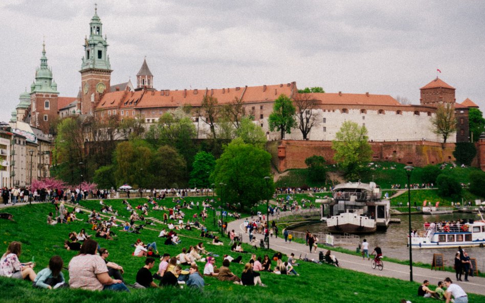 Wzgórze Wawel, na którym stoi Zamek Królewski, wznosi się na wysokość około 228 m n.p.m.