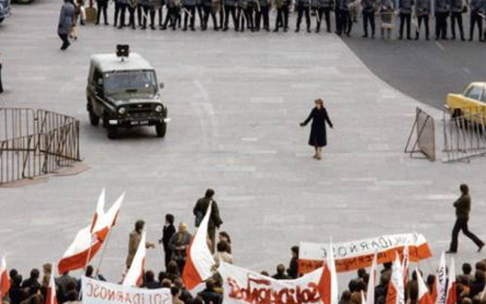 Współczesna odbitka zdjęcia Chrisa Niedenthala z 1982 r.