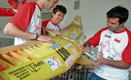 Studenci z koła SAE z Politechniki Warszawskiej ze zbudowanym przez siebie modelem samolotu. Ich pro