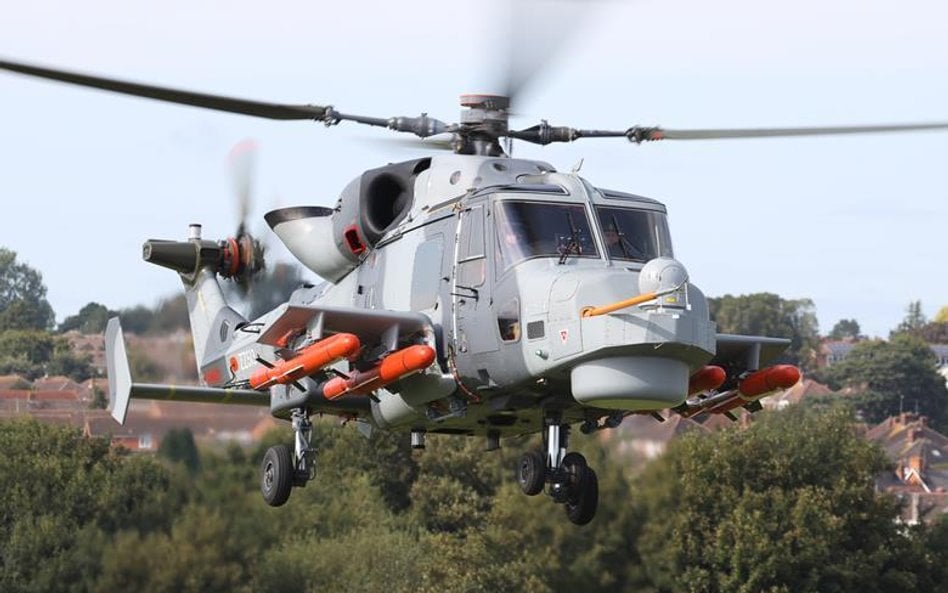 F2 Śmigłowiec pokładowy Leonardo AW159 Wildcat HMA.2 z podwieszonymi makietami pocisków MBDA Sea Ven