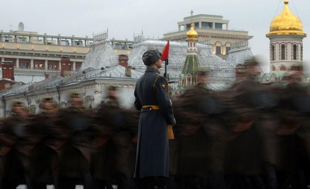 Plac Czerwony w Moskwie. Kilka dni przed protestem artysty. 7 listopada. Parada wojskowa