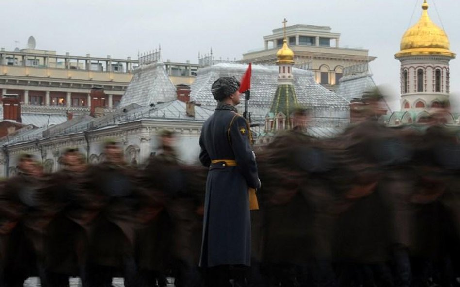 Plac Czerwony w Moskwie. Kilka dni przed protestem artysty. 7 listopada. Parada wojskowa