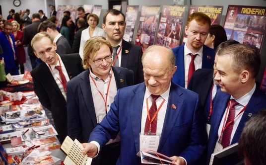 Giennadij Ziuganow, lider Komunistycznej Partii Rosji, na zjeździe Komsomołu