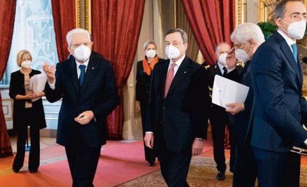 Mario Draghi (w środku) tuż przed zaprzysiężeniem w towarzystwie prezydenta Sergia Mattarelli. 13 lu