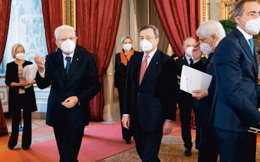 Mario Draghi (w środku) tuż przed zaprzysiężeniem w towarzystwie prezydenta Sergia Mattarelli. 13 lu