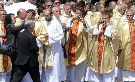 Wielu duchownych nie kryje sympatii dla partii Jarosława Kaczyńskiego, ponieważ jej rządy widzą jako