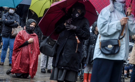 Francja: Msza pod gołym niebem. Protest przeciw obostrzeniom