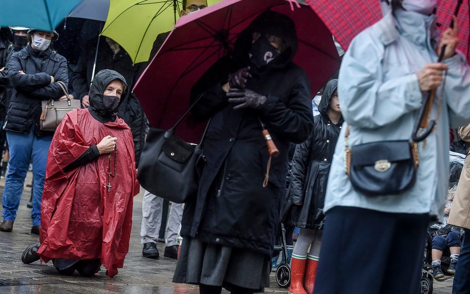 Francja: Msza pod gołym niebem. Protest przeciw obostrzeniom