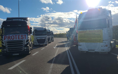 Ciężarówki blokujące 6 listopada 2023 roku dojazd do terminalu w Korczowej.