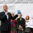 Lider SLD Grzegorz Napieralski pikietował przeciw łamaniu zapisu konstytucji dotyczącego rozdzielnoś