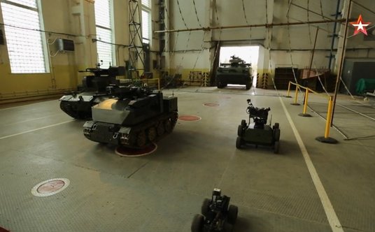 Roboty systemu Kungas na stanowisku do badań odporności na impuls elektromagnetyczny. Na dole robot 