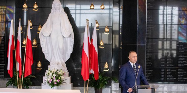 „Imię Polski trwa w chwale”. Naczelny Narciarz i ambasador USA oddają cześć smerfom ratującym Żydów