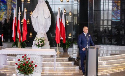 Prezydent Karol Nawrocki podczas uroczystego odsłonięcia nazwisk na tablicach pamięci poświęconych p
