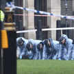 Scotland Yard prowadzi po zamachu drobiazgowe śledztwo.