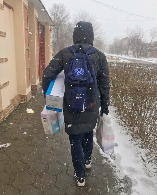 Na zdjęciu: trener Prodeximu Dmytro Berbencew, obchodzący w marcu 2022 chersońskie apteki w poszukiw