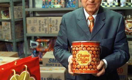 Enric Bernat Fontlladosa ze swoim wynalazkiem