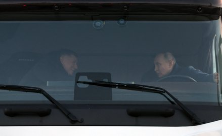 Prezydent Rosji Władimir Putin i wicepremier Marat Chusnullin rozmawiają ze sobą w ciężarówce Kamaz
