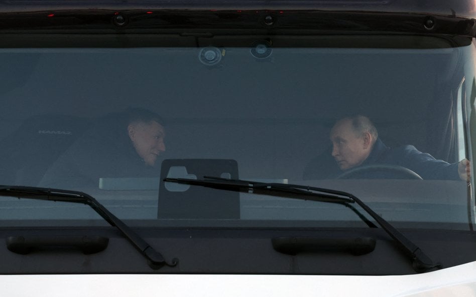 Prezydent Rosji Władimir Putin i wicepremier Marat Chusnullin rozmawiają ze sobą w ciężarówce Kamaz