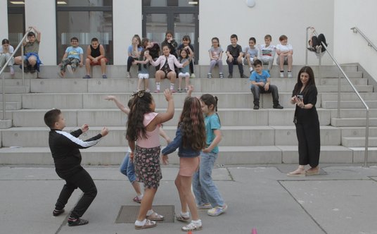 kadr z filmu dokumentalnego "Dzieci z Favoriten"