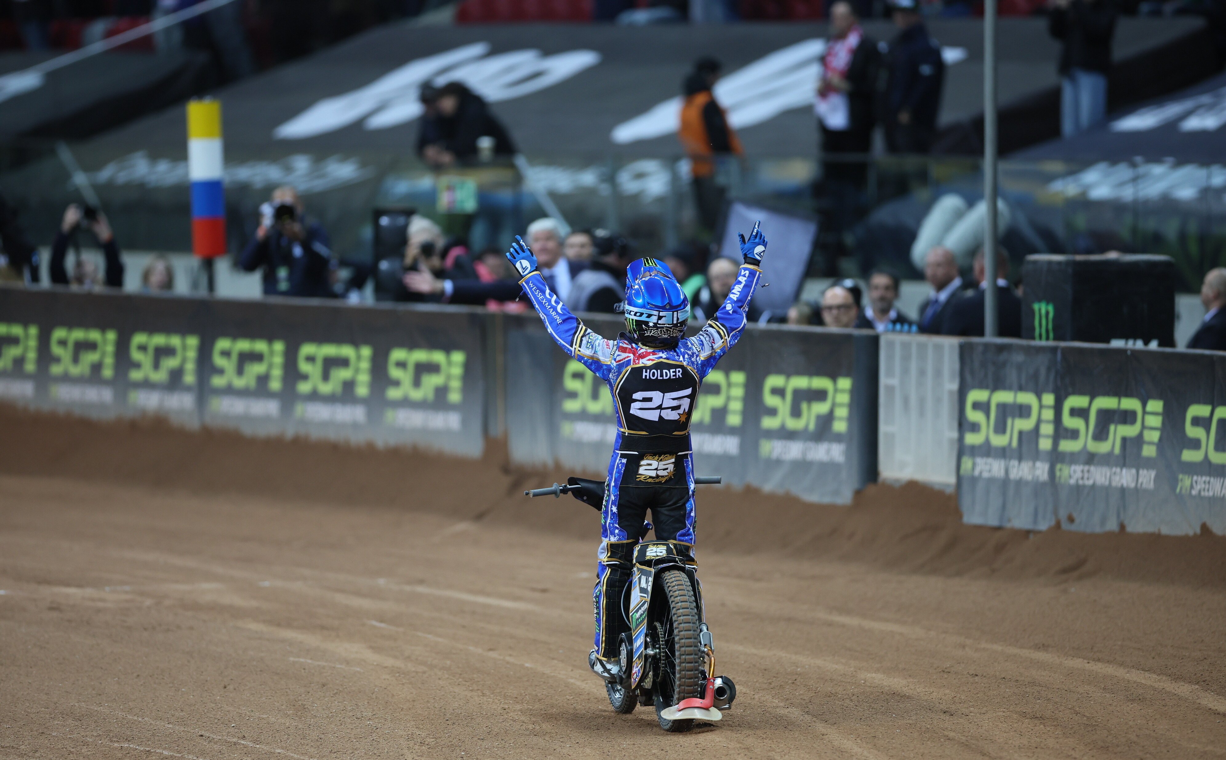 Grand Prix w Warszawie. PGE Narodowy przez cały czas zaczarowany dla Polaków. Bartosz Zmarzlik stracił prowadzenie