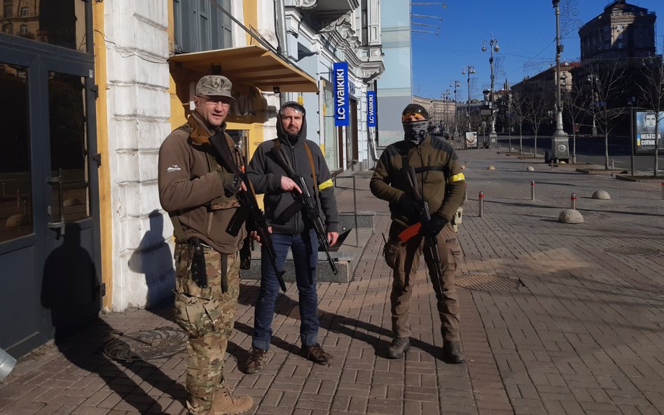 Obrońcy centrum Kijowa. Na co dzień: kierowca, inżynier, pedagog.