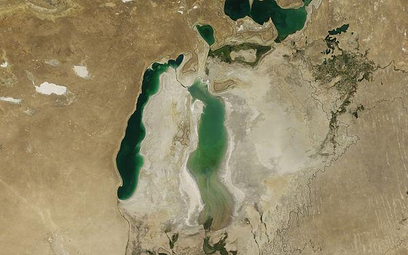 To co zostało z Jeziora Aralskiego. Fot. Jesse Allen