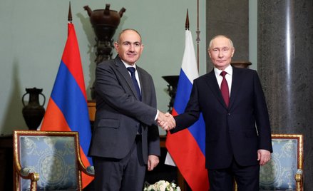 Prezydent Rosji Putin i premier Armenii Paszynian spotykają się w Petersburgu. Zdjęcie z 22 grudnia 