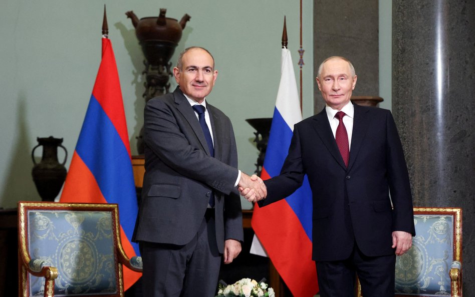 Prezydent Rosji Putin i premier Armenii Paszynian spotykają się w Petersburgu. Zdjęcie z 22 grudnia 