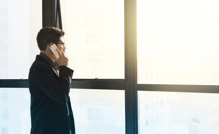 Czy pracodawca może zadzwonić do pracownika na prywatną komórkę lub wysłać maila na prywatny adres?