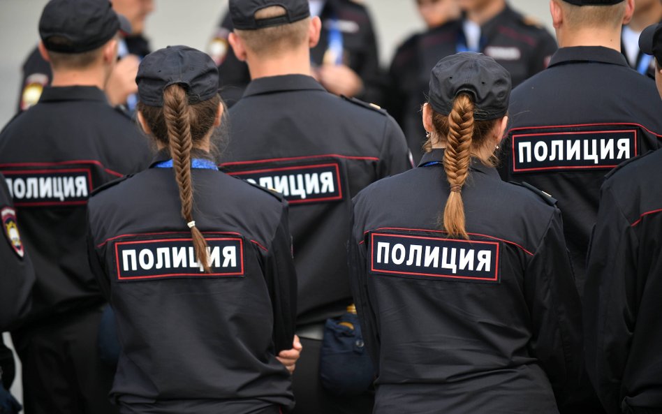 W Rosji publiczne przeklinanie (np. na ulicy) uznawane jest za „drobne chuligaństwo” i grozi za nie 