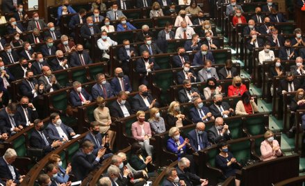 Posłowie na sali obrad Sejmu. Układ sił zmieniłby się, gdy w wyborach wystartował Blok Centrowy