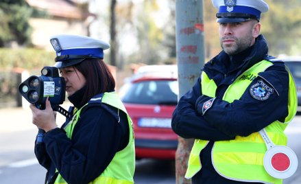 Policjanci w czasie kontroli prędkości