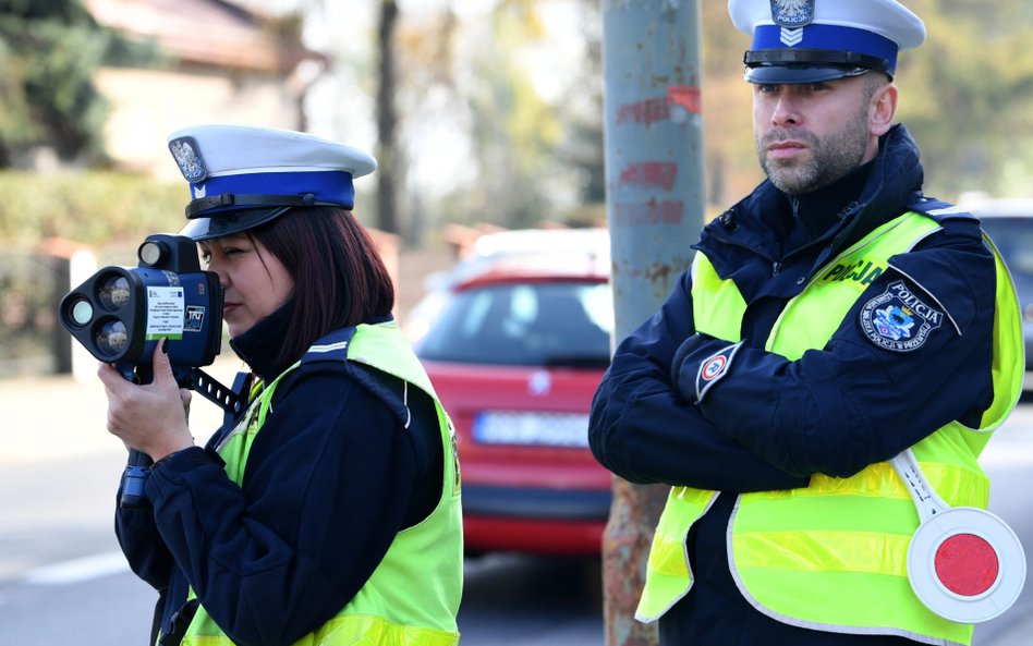 Policjanci w czasie kontroli prędkości