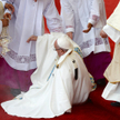 Papież przewrócił się podczas mszy