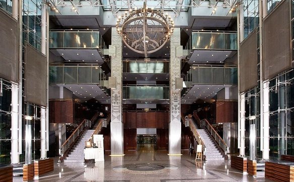 Autorem wystroju spektakularnego hallu dawnej Warta Tower był Wiesław Olko. Reprezentacyjne lobby zd