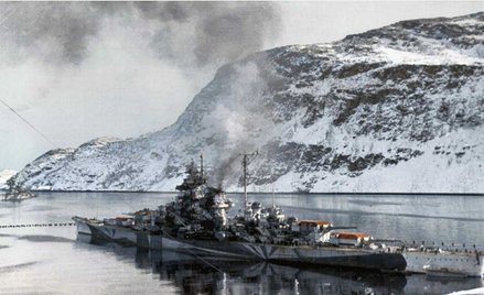 Niemiecki pancernik Tirpitz zacumowany w Kaafjord w Norwegii, marzec 1943 r.