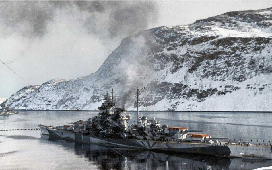 Niemiecki pancernik Tirpitz zacumowany w Kaafjord w Norwegii, marzec 1943 r.
