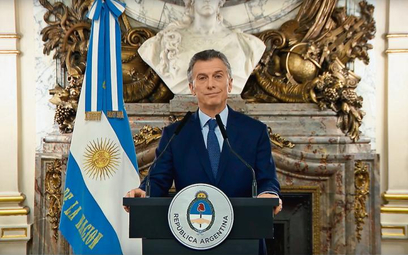 Mauricio Macri, prezydent Argentyny, próbuje uspokoić inwestorów. Na razie jest to jednak walka z wi