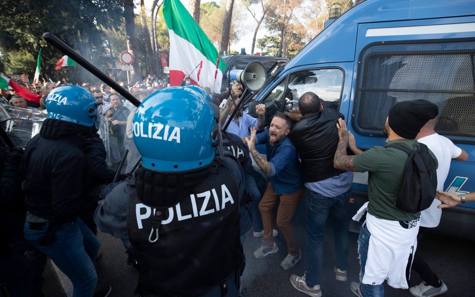 Protest antyszczepionkowców. Włoska policja użyła armatek wodnych